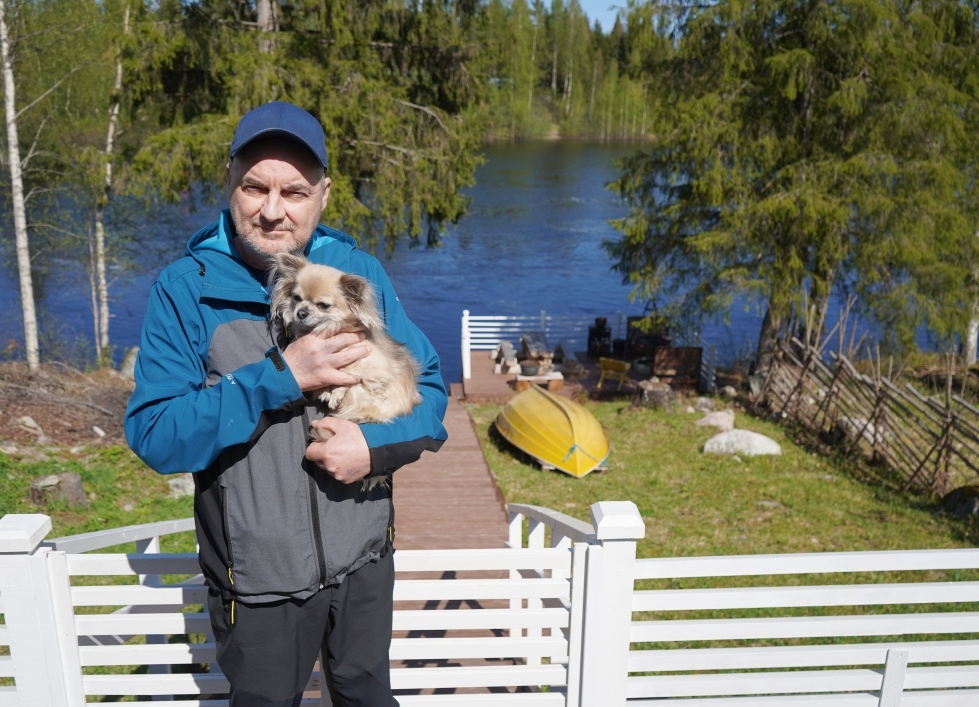 Antero Purmonen on tyytyväinen elinsiirron läpikäynyt mies. Hän nauttii nyt täysin siemauksin kesästä kesämökillään Möhkössä. Lenkkikaverina on perheen Masa-koira.