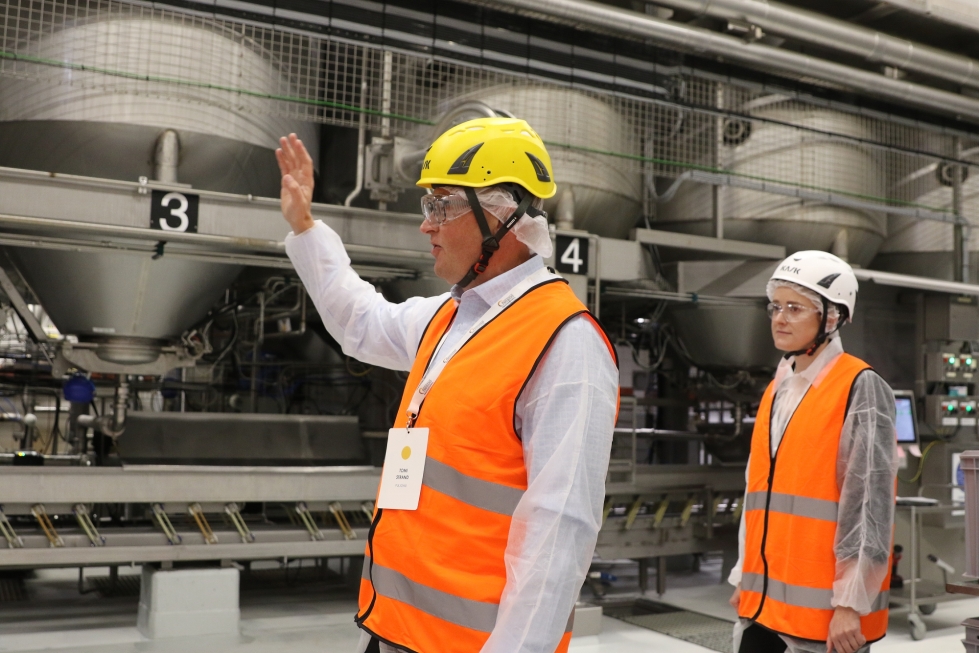 Puljongin tehtaanjohtaja Tomi Strand ja tuotantopäällikkö Sonja Vanhala esittelevät tuotantolinjaa, jonka orgaanisesta jätteestä biokaasu tuotetaan.
