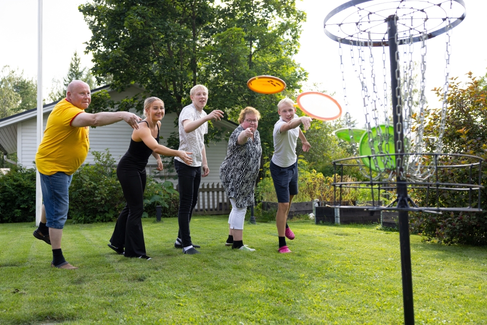 Perheenjäsenillä on lämpimät välit toisiinsa. Vaikka yleisurheilu onkin valikoitunut Siiri, Onni ja Otso Nyyssösen lajiksi, on perheessä harrastettu urheilua monipuolisesti.