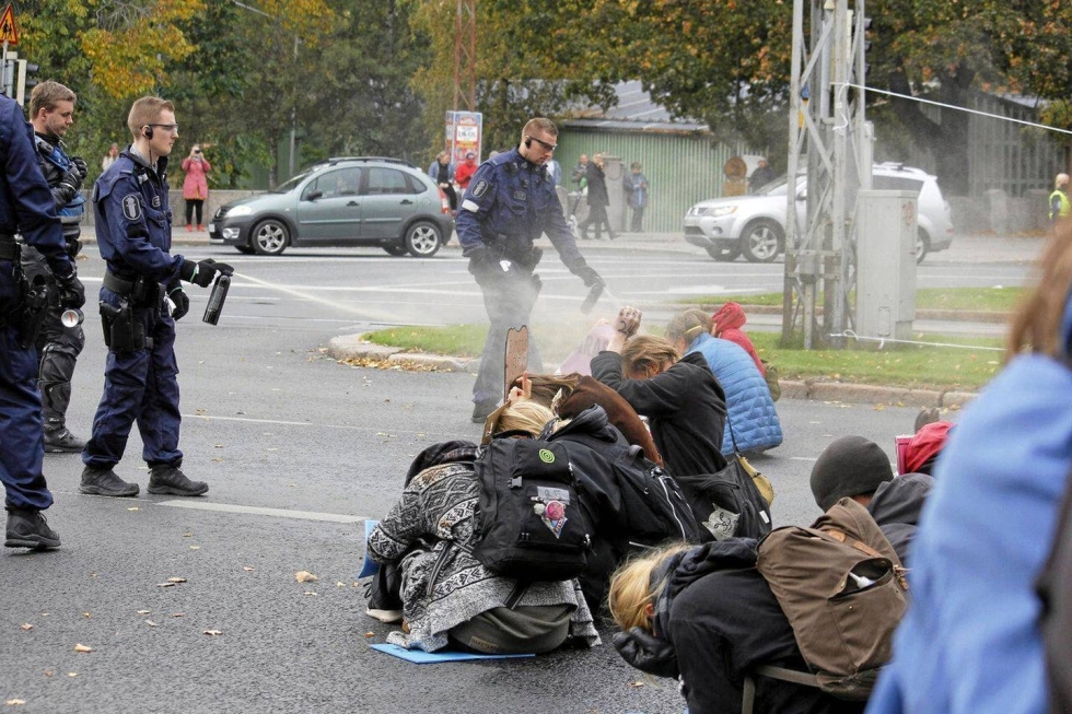Poliisi hajotti mielenosoituksen sumuttamalla kaasua elokapinalaisten päälle Helsingissä syksyllä 2020.