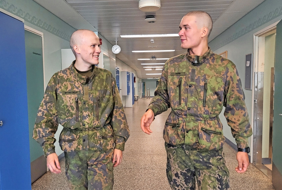 Markus Myyryä (vas.) ja Erik Tuomea ei haittaa armeijan kellokuri. Aamulla noustaan lenkille jo kuudelta eli ennen aamupalaa.