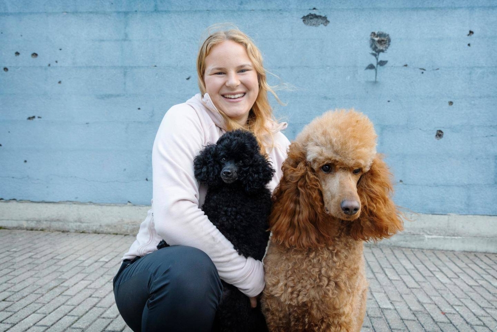 Sofia Palvalin kertoo oppineensa koirilta paljon. – Parasta on, kun saa yhteistyön ja luottamuksen toimimaan.