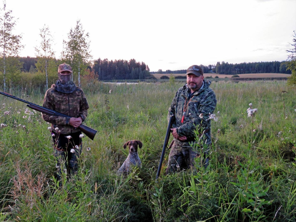 Aleksi ja Mikko Luukko olivat sorsapassissa tiistai-iltana. Valppaana linnun perään kiitämistä odotteli myös lintukoira Zeita.