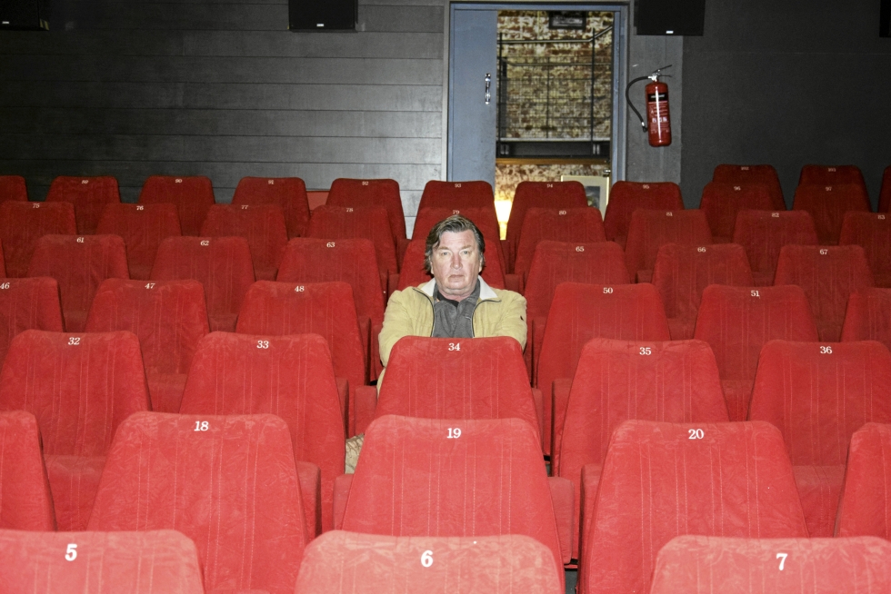 Aki Kaurismäki istahti kuvattavaksi Kino Laikan elokuvateatteriin, jonka hän on perustanut ystävänsä Mika Lätin kanssa Karkkilaan. 
