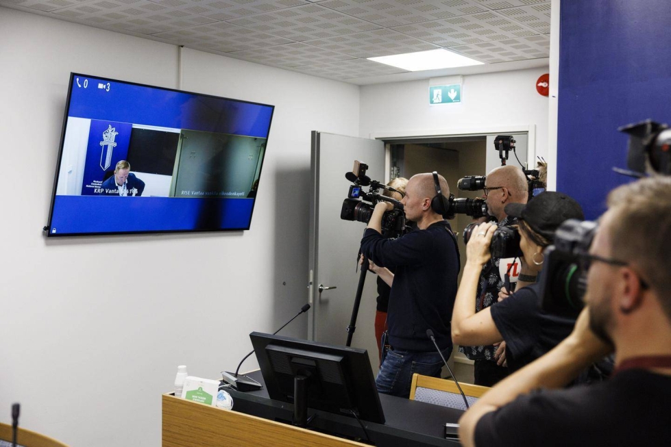 Media seuraamassa videoyhteydellä Rusitsh-joukkojen johtajan Voislav Tordenin säilöönottokäsittelyä Itä-Uudenmaan käräjäoikeudessa Vantaalla viime perjantaina.