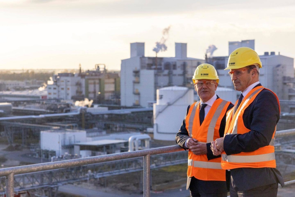 Saksan valtakunnankansleri Olaf Scholz (vas.) vierailulla kemikaaliyhtiö BASF Schwarzheiden tehtaalla. Yhtiön seuraava tehdas nousee Saksan sijasta Kiinaan.