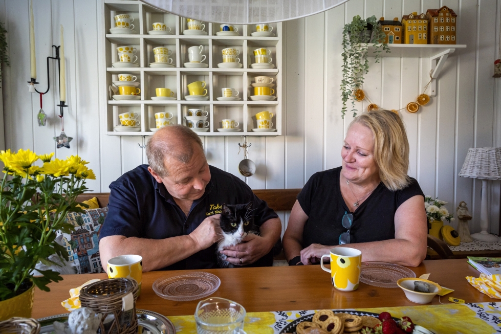 Kari Muhonen ja Sari Stenberg asuvat Hammaslahdessa keltaisen keskellä Tuisku- ja Pepe-kissojensa kanssa.