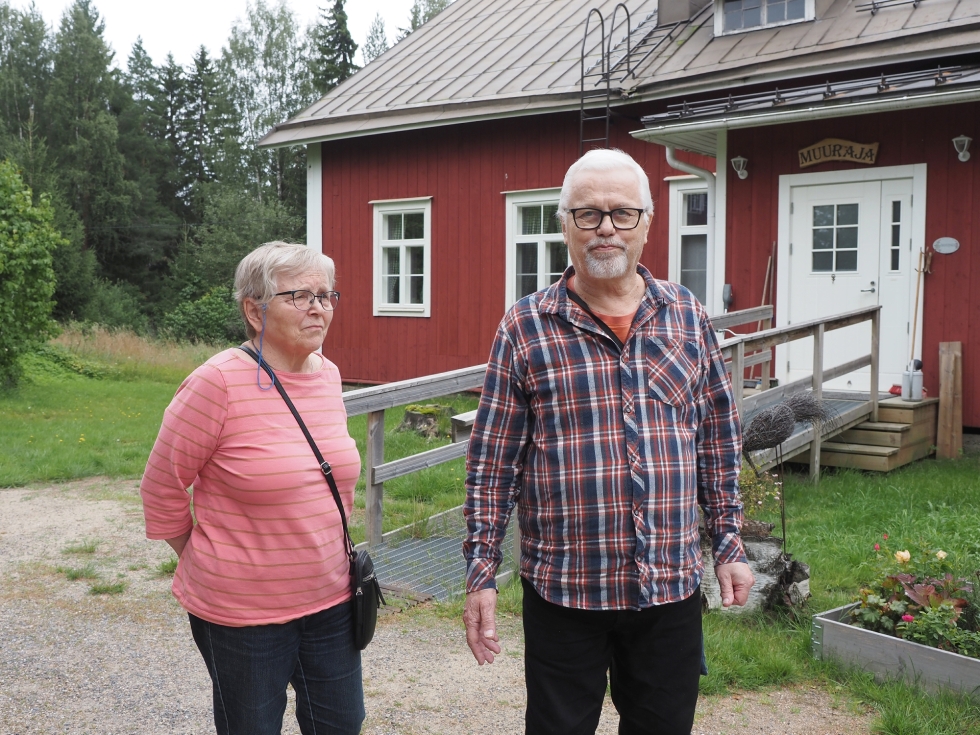 Eeva Leena ja Olli Saikkonen ovat jälleen ison muutoksen edessä, kun Muurajan päärakennus tyhjeni ikäihmisistä ja tilalle talon toiseen päätyyn on tulossa tuttu lapsiperhe.