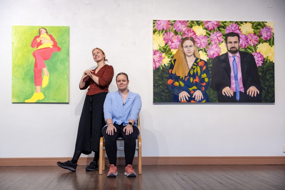 Reeta Leinonen (vas.) ja Anni-Sofia Knuuttila käsittelevät värikkäissä teoksissaan ihmisyyttä ja identiteettiä.