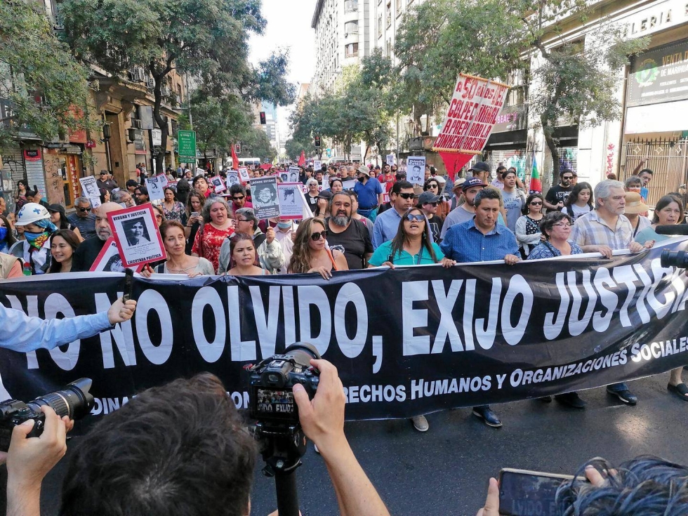 ”En unohda, vaadin oikeutta!” Mielenosoittajat Santiagon keskustassa vaativat keväällä sotilasdiktatuurin aikaisten ihmisoikeusrikkomusten selvittämisen jatkamista.