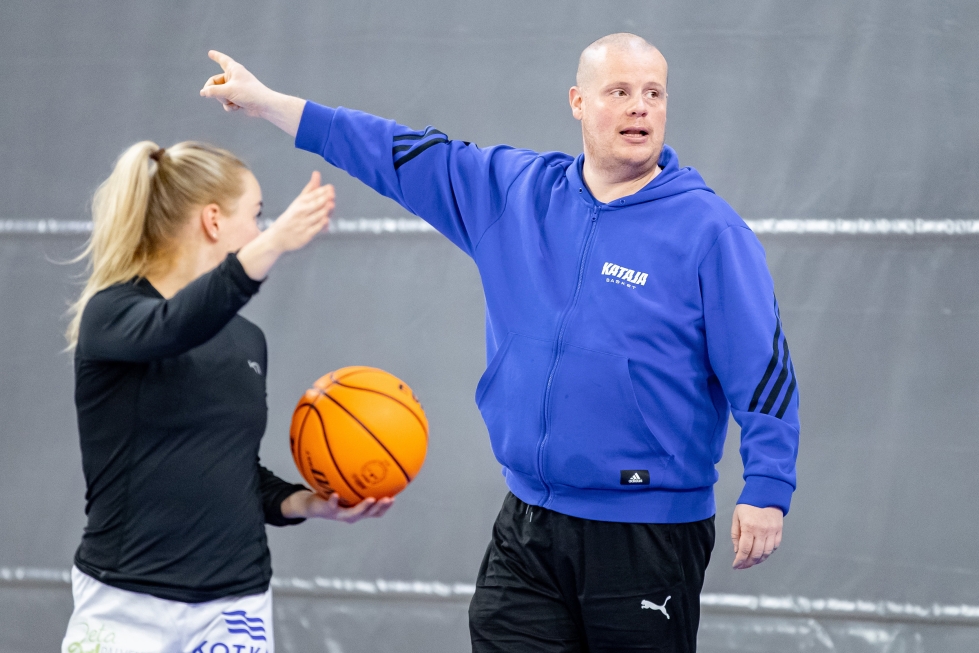 Petri Velling jatkaa Kataja Basketin naisten joukkueen päävalmentajana. Anni Laurikainen toipuu polvivammasta ainakin tämän vuoden loppuun. Arkistokuva.