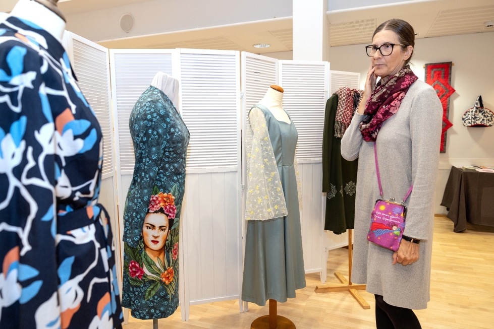 Joensuun pääkirjaston Muikku-salissa on käynnissä keskiviikkoon 6.9. asti kansalaisopiston opettajien töiden näyttely. Näyttelyssä voi nähdä muun muassa Teija Arolan kauniita vaatteita.