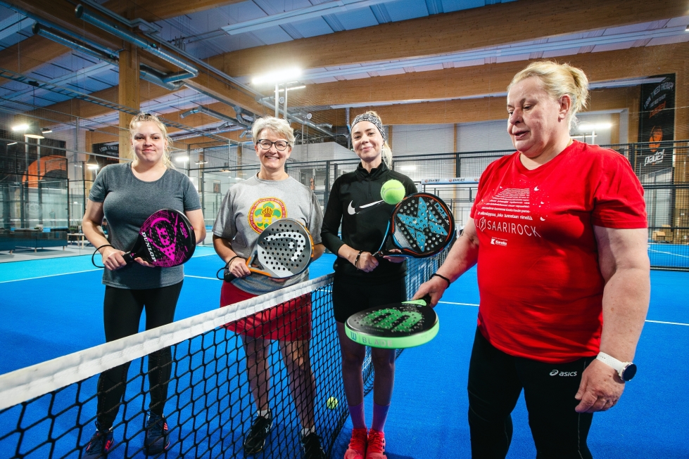 Iloinen pelaajanelikko Mervi Malinen, Marita Hokkanen, Sanna Oikari ja Mirja Vänskä nauttii padelista mukavana ja sosiaalisena liikuntamuotona.