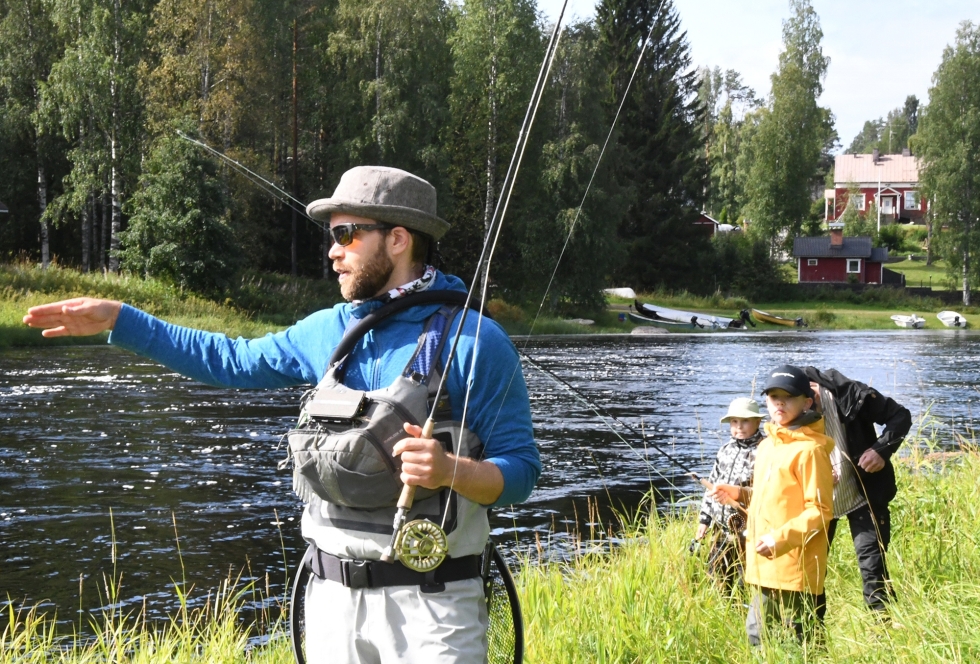 Mikko Kesonen opetti nuorille perhokalastuksen alkeita Ilomantsissa. Hän innostui itsekin aikoinaan lajiin Möhkönkoskella 30 vuotta sitten järjestetyllä kurssilla.