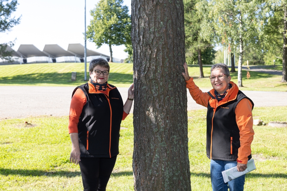 Leila Laukkanen ja Anu Pesonen ovat hoitaneet Silva-metsänäyttelyn järjestelyjä kahden hengen voimin. "Odotamme runsaasti kävijöitä, rentoa karjalaista meininkiä ja hyvää säätä."