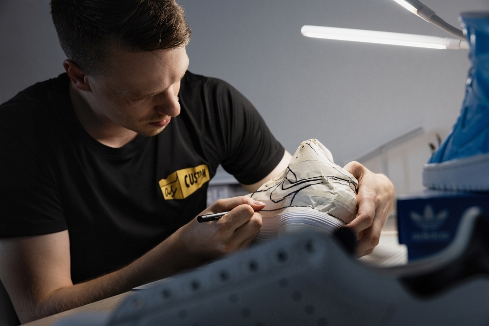 Joensuulainen Aleksi Sillanpää tuunaa yrityksessään kenkiä. Tennareihin pystyy toteuttamaan hyvin monipuolisesti erilaisia maalauksia, mutta pelikengissä täytyy miettiä sitä, mihin kohtaan kenkää tulee hankausta.