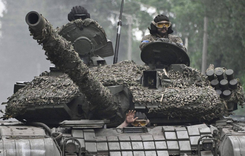 Ukrainalaissotilaita panssarivaunun kyydissä Donetskin alueella.