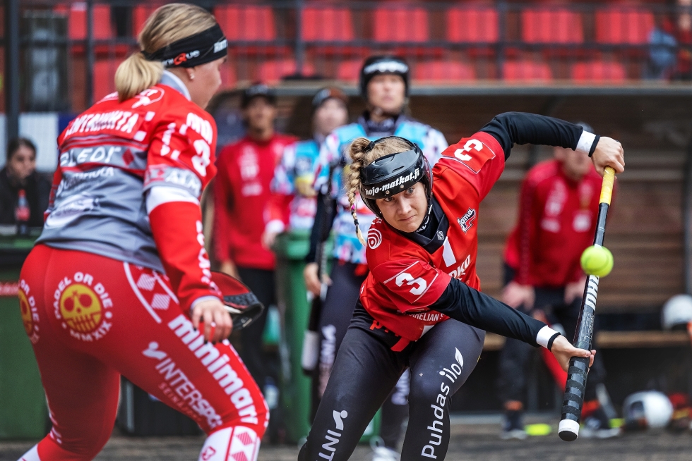 Joensuun Mailan ykköspalkittu Marianne Roiha löi kapuloita Maila-Jussien rattaisiin keskiviikkona.