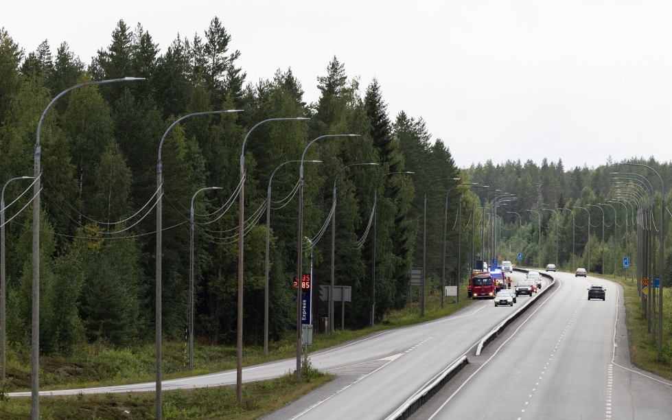 Ketjukolari sattui Kajaanintiellä lähellä Uuron eritasoliittymää, joka näkyy kuvassa vasemmalla.