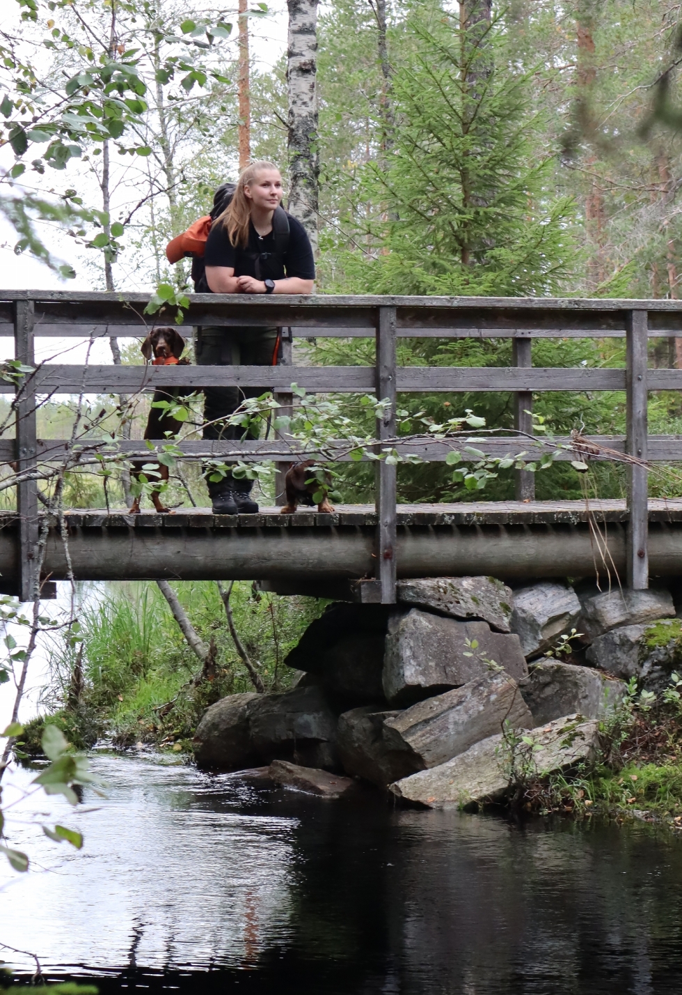 Juulia Lyyluoma ei osaa kaivata lomilla ulkomaille. Sen sijaan hän kaipaa Suomen luontokohteisiin, niitä kun täällä riittää loputtomien reissujen edestä. Ja parasta on, että koirat on helppo ottaa mukaan.
