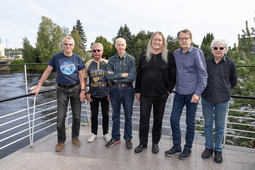 Amadeus-yhtye soittaa jäsentensä nuoruuden suosikkimusiikkia. Yhtyeen nykyinen kokoonpano on Matti Pesonen (vas.), Risto Riikonen, Ilkka Auvinen, Hannu Tikkanen, Ilkka Korjus ja Heikki Hirvonen.