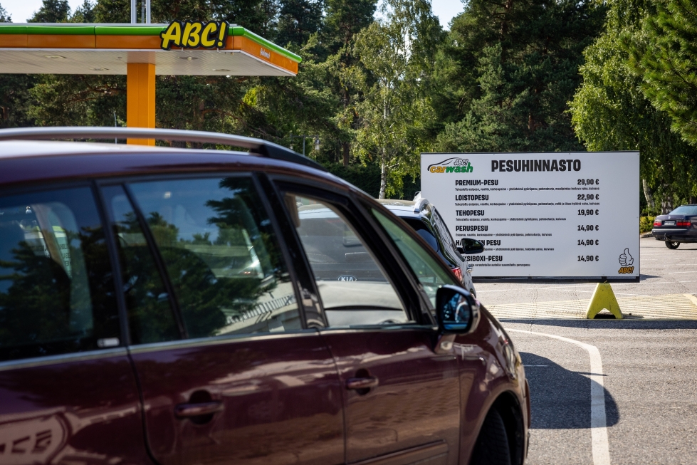 Siihtalan ABC:n autopesulassa ohjeistukset näkyvät jo kauas.