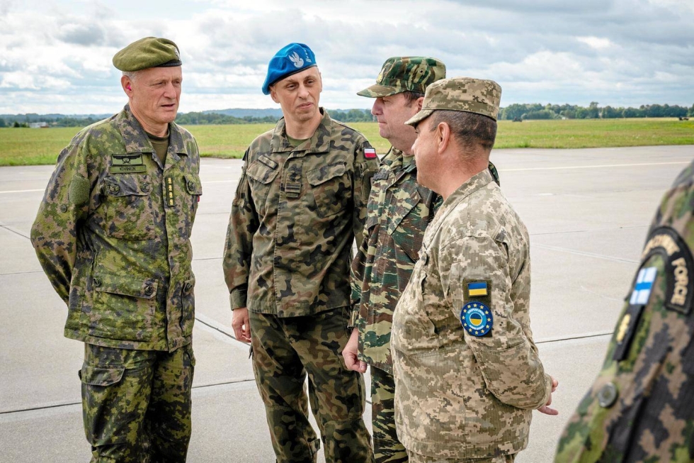Puolustusvoimain komentaja, kenraali Timo Kivinen (vas.) tarkasti elokuun alussa EUMAM-operaation koulutusta ja toimintaa Puolassa. Kivinen tapasi matkalla myös Puolan ja Ukrainan asevoimien edustajia.