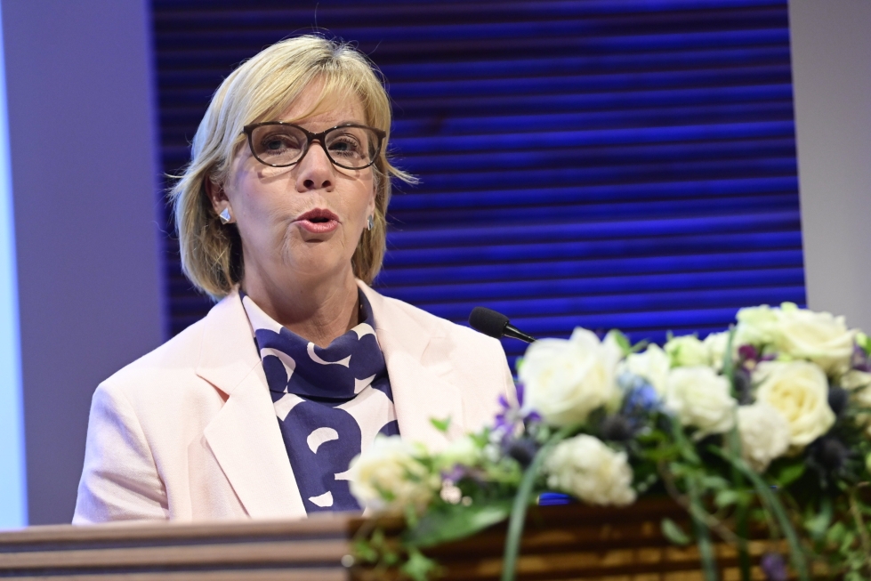 Anna-Maja Henriksson toivoo, että ensi viikolla olisi valmiina sellainen paperi, jonka kannattamista Henriksson voisi suosittaa RKP:n eduskuntaryhmälle. 