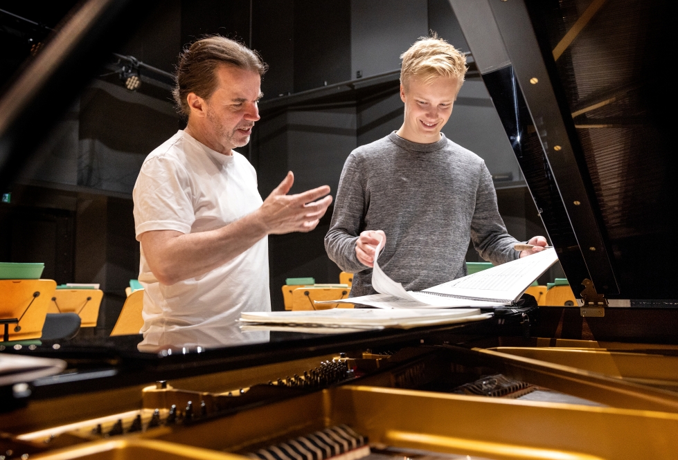 Janne Mertanen ja Mikael Loponen päättävät kaupunginorkesterin kanssa tämän vuoden Joensuun Musiikkijuhlat pianovetoiseen musiikkiin.