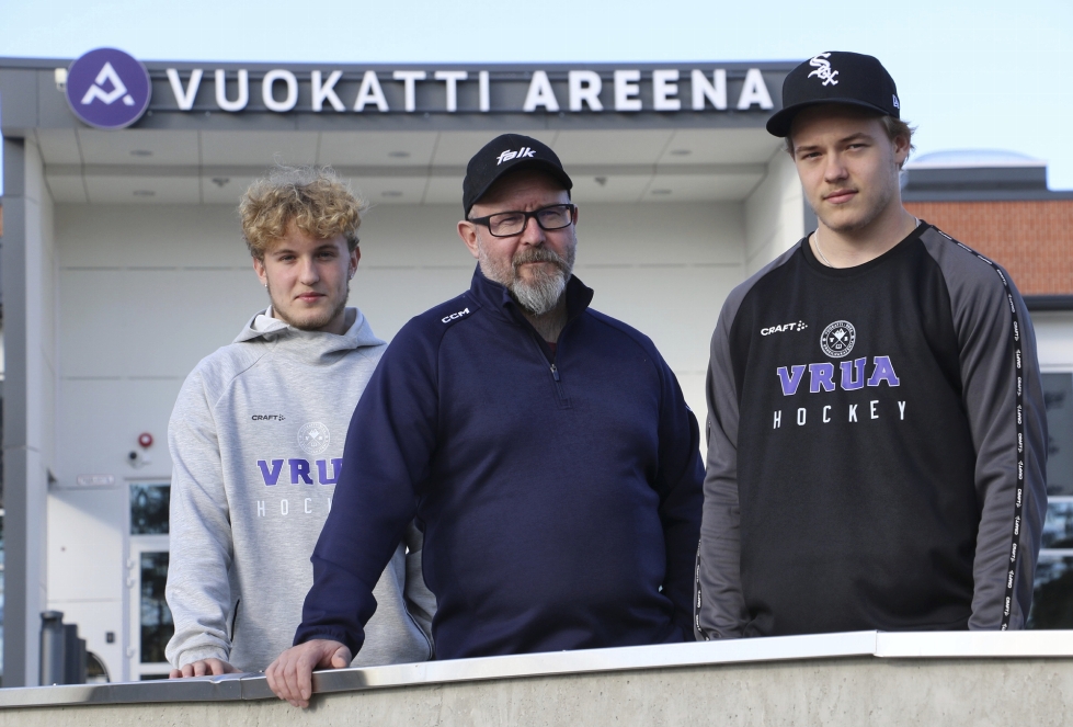 Aaron Kujala (vas), Pasi Kujala ja Benjamin Kujala viihtyvät vasta kolme vuotta vanhalla jäähallilla Vuokatissa. Kouluihin ei hallilta ole pitkä matka. 