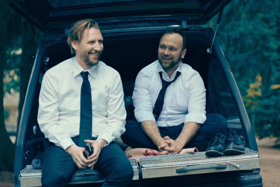 Pekka Strang (vas.) näyttelee peliongelmaista hautausurakoitsijaa ja Jari Virman hänen ystäväänsä, joka saa uutisia terveydentilastaan.