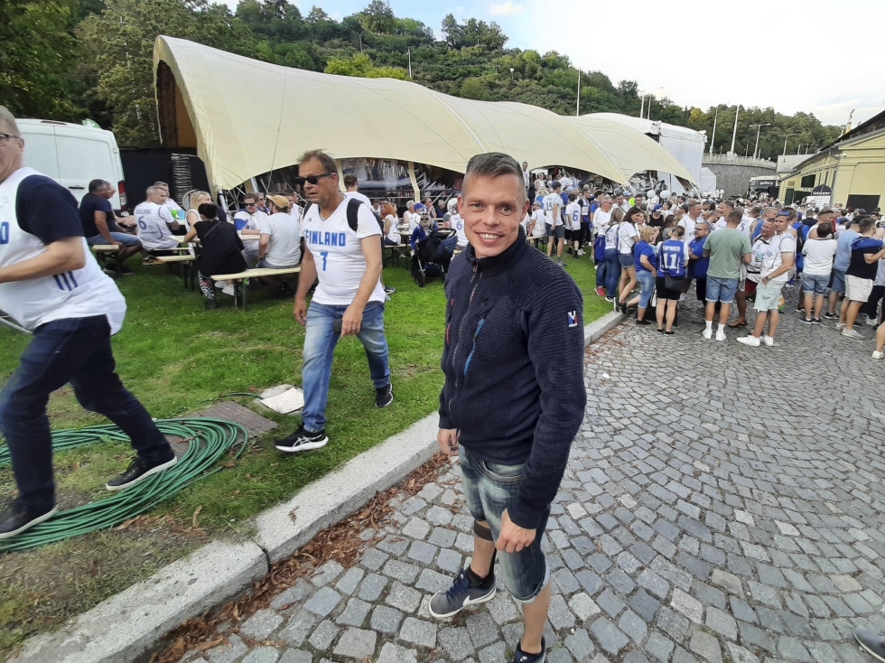 Mika Piironen koripallon EM-kisoissa Prahassa Susijengin fanitapaamisessa. Joensuulainen on käynyt turistina kolmet arvokisat.