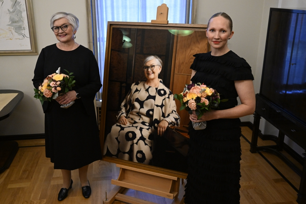 Entinen eduskunnan puhemies Anu Vehviläinen ja taiteilija Erica Nyholm muotokuvan paljastustilaisuudessa eduskuntatalossa perjantaina.