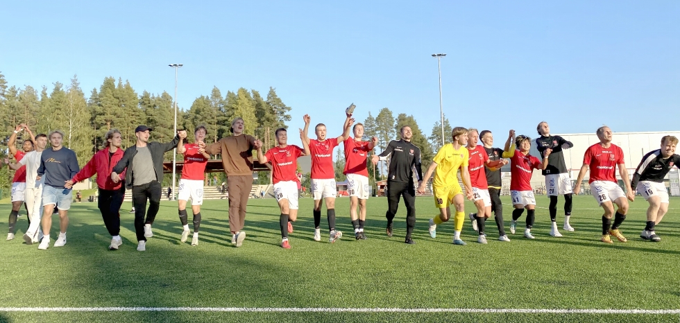 Jipon joukkue tuuletti menestyksekkään pelin päätteeksi Mehtimäellä.