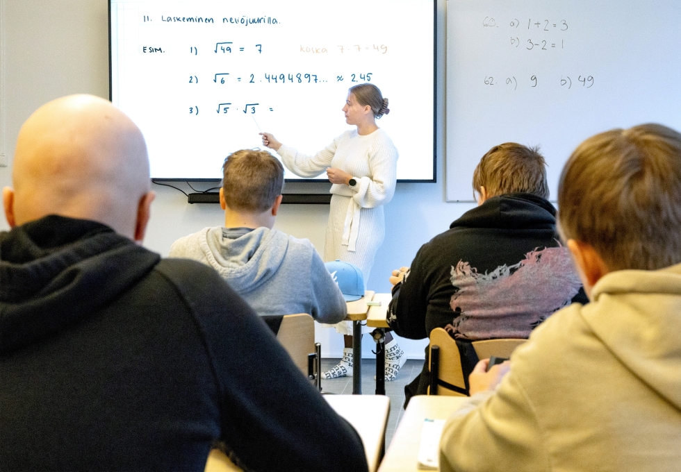 Pyhäselän koulun matematiikan opettaja Satu Piipponen kertoo, että kaikki oppilaat ovat antaneet kännykkänsä hänelle tunnin alussa. 