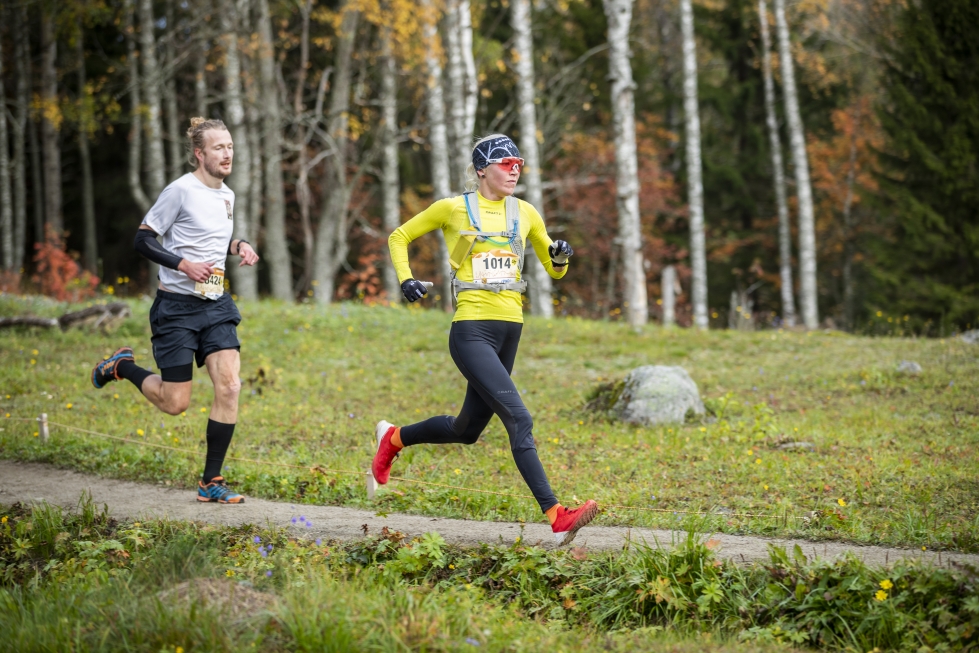 Kaisa Mäkäräinen on osallistunut Kolilla muun muassa Vaarojen maratonille. Mäkäräisen perässä juoksee Ari-Pekka Kaivosaari.
