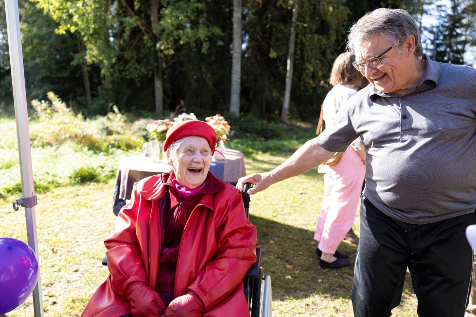 Aune Antikainen, 98, nautti kyläjuhlasta ja kauniista loppukesän päivästä poikansa Esa Antikaisen kanssa.