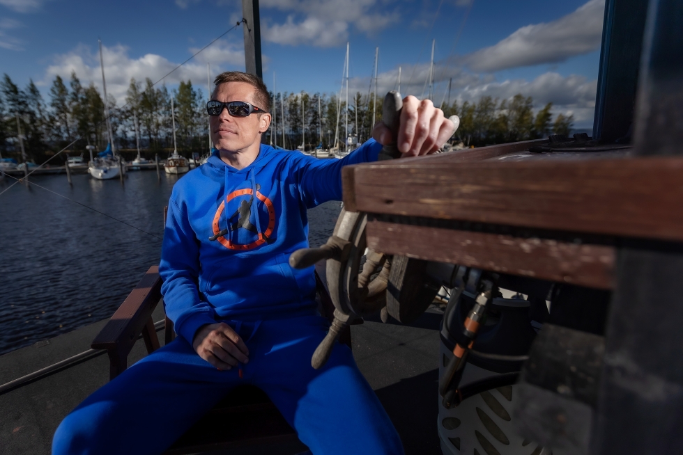 Mika Piironen viihtyy saunalautallaan ystäviensä kanssa hyvällä säällä monta tuntia järvellä kelluen, uiden, saunoen ja grillaten.