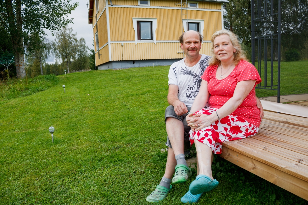 Rakennusalan miehenä Jukka Turunen on pitänyt kotitalonsa aina hyvässä kunnossa, pientä kunnostusta on riittänyt joka vuodelle. Hyvää huolta hän pitää myös juhannusmorsiamestaan Riitasta. 