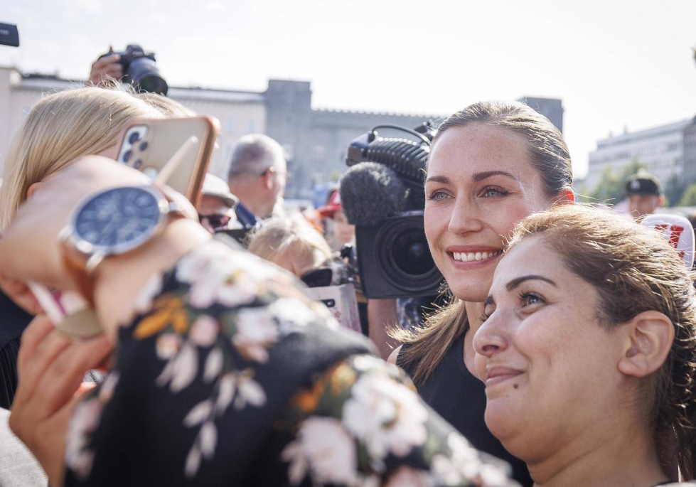 Sadat ihmiset tapasivat Lahden torilla pääministeri Sanna Marinia (sd.) elokuussa 2022.