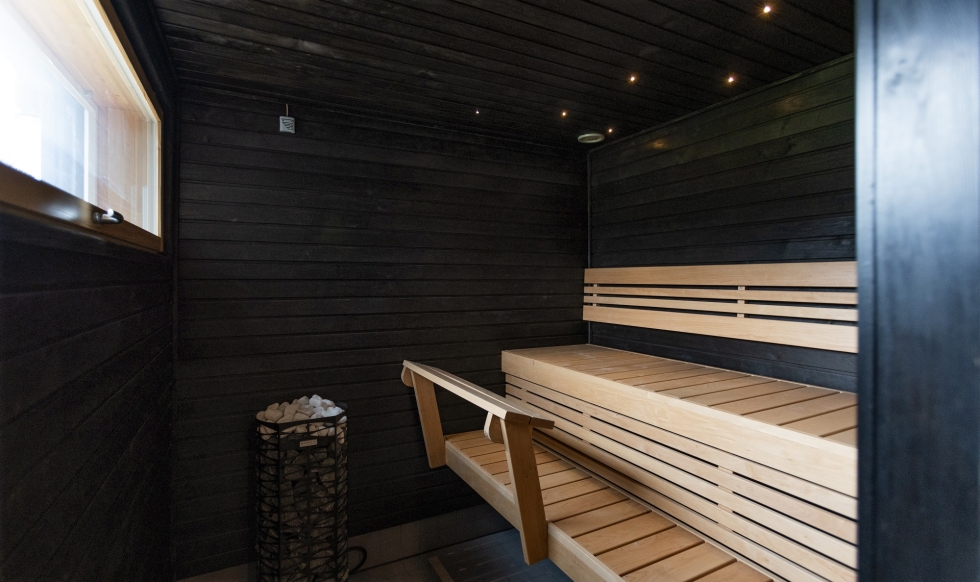 Multimäen omakotitalon sauna on muodikkaasti musta.