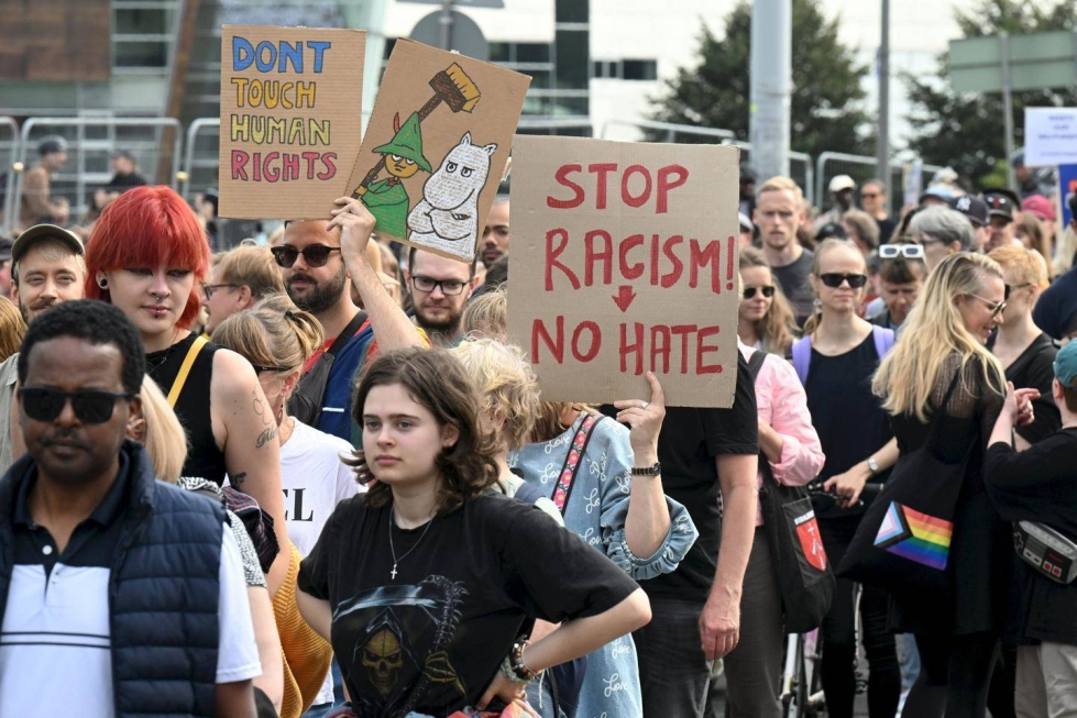 Helsingissä viime viikonloppuna järjestetyssä Me emme vaikene! -suurmielenosoituksessa vastustettiin rasismia.