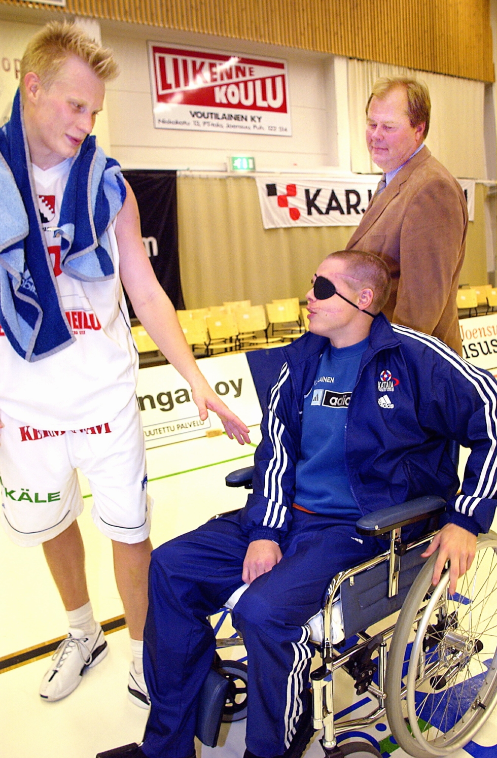 Edellisestä kuvasta oli kulunut vajaa vuosi, kun Mika Piironen palasi Joensuun urheilutalon parketille pyörätuolissa. Hän sai lämpimän vastaanoton Petri Jaakkolalta (vas.) ja joukkueenjohtaja Jukka Törmälältä.