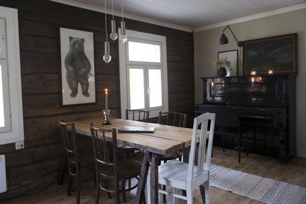 Ville Lehvonen halusi jatkaa vanhempiensa Leilan ja Yrjön aiemmin harjoittamaa majoitustoimintaa Hakoniemessä uudella visiolla. Talo toimii myös airbnb-käytössä.
