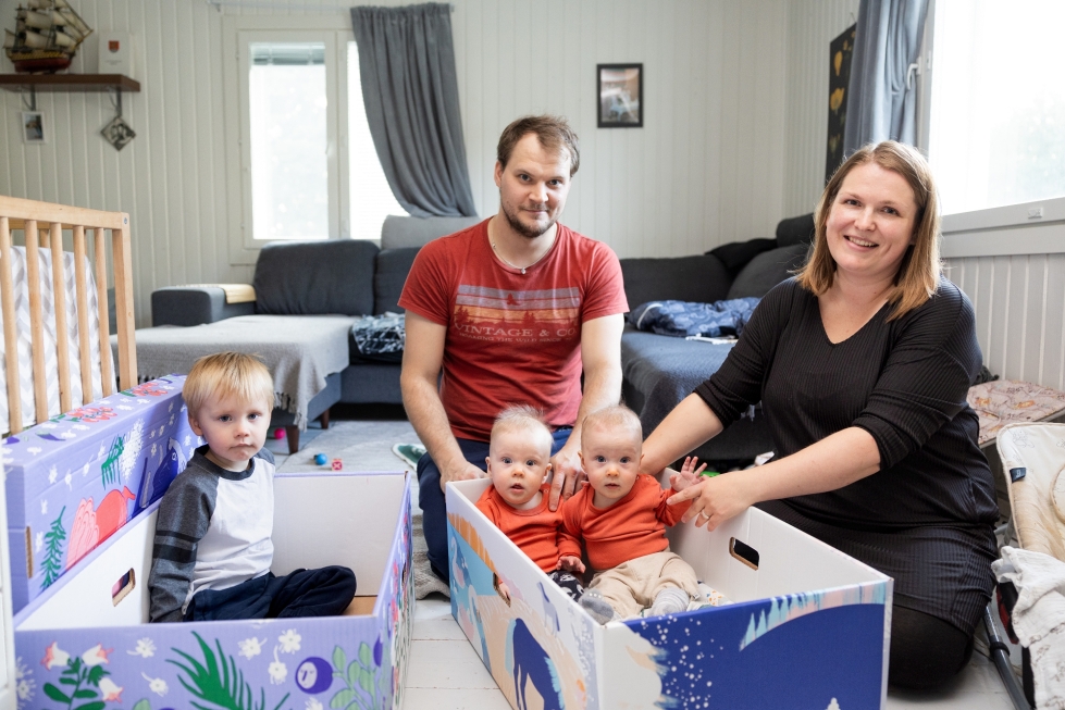 Katariina ja Matteus Montti ottivat äitiysavustuksen mieluummin äitiyspakkauksena kuin rahana. Sen arvo on heistä enemmän kuin 170 euroa.