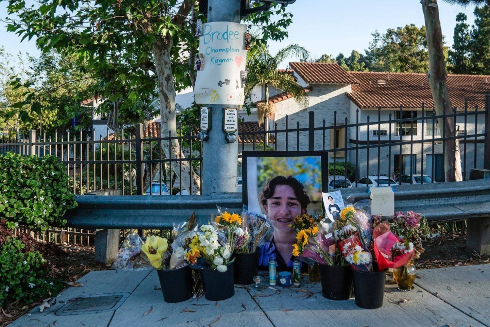 Sähköpyöräonnettomuudessa kesällä kuolleen Brodee Champlainin muistoksi on tuotu kukkia kadunkulmaan Encinitasissa Kaliforniassa.