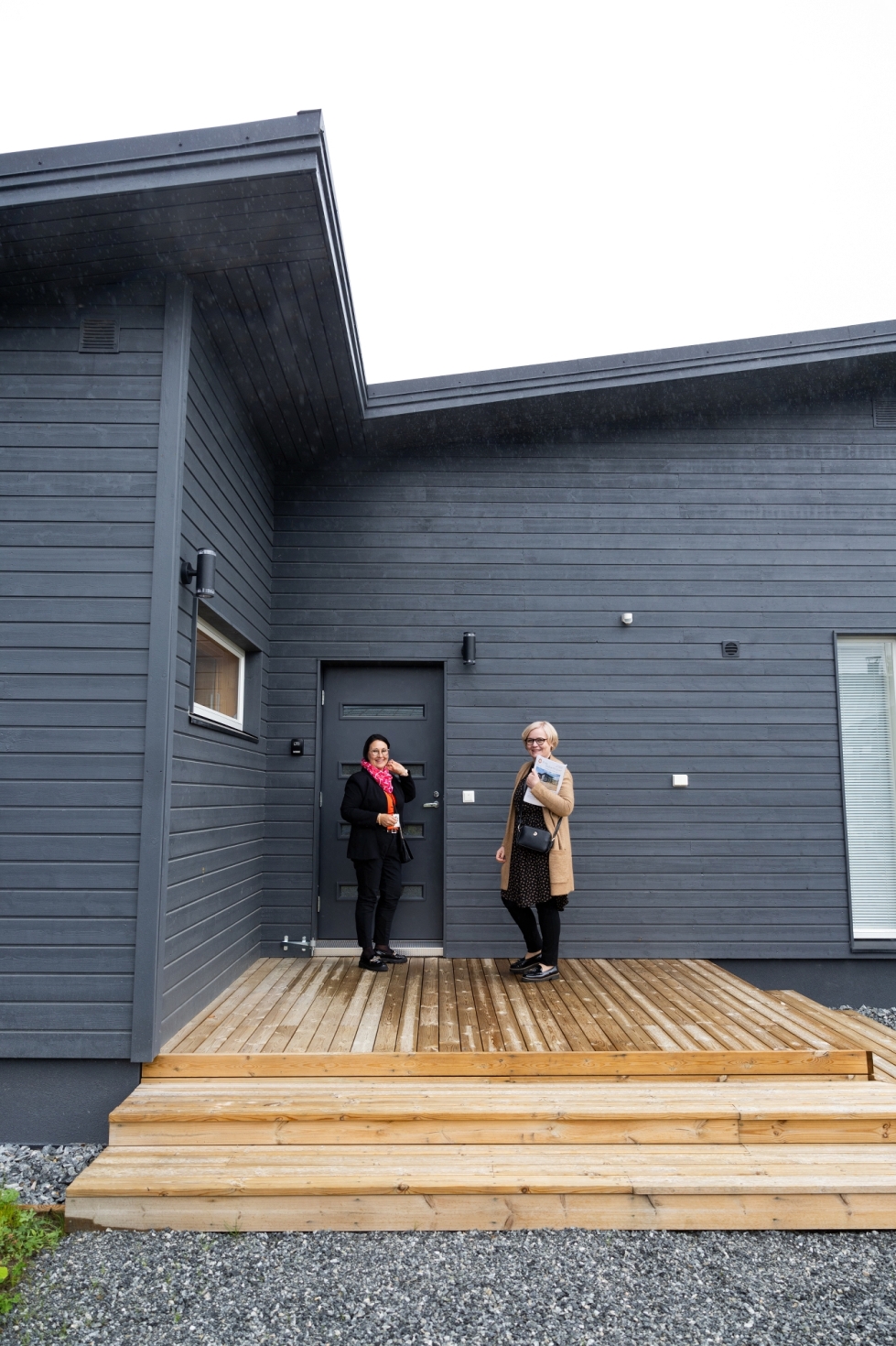 Pienikin talo voi olla suunnittelultaan näyttävä. Kuvassa OP Kodin Margit Nylander (vas.) ja Heli Lillunen.