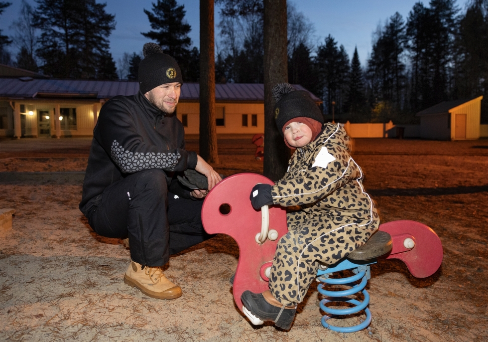Miika Åkerlund alkaa olla kyllästynyt ja pettynyt Joensuun kaupungin toimintaan varhaiskasvatuksen suhteen. Hänen poikansa Martti Åkerlundin päiväkotiaikaa on varjostanut siirtyily paikasta toiseen.