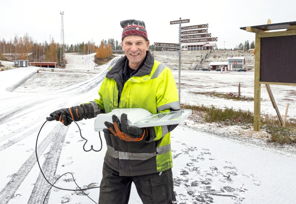 Pärnävaaran ensilumenladun puuhamies Ilmo Kurvinen esittelee ladun varteen tulevaa valaisinta.