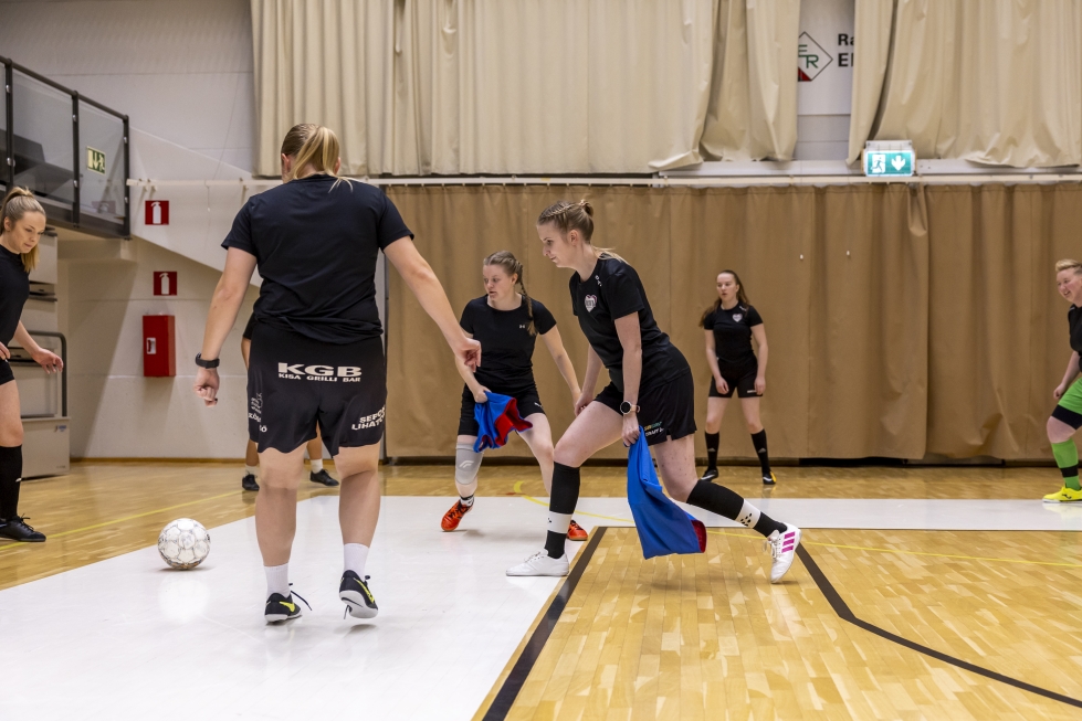 FC Hertta harjoitteli keskiviikkona Joensuun urheilutalossa. Ensimmäinen sarjapeli pelataan lauantaina.   